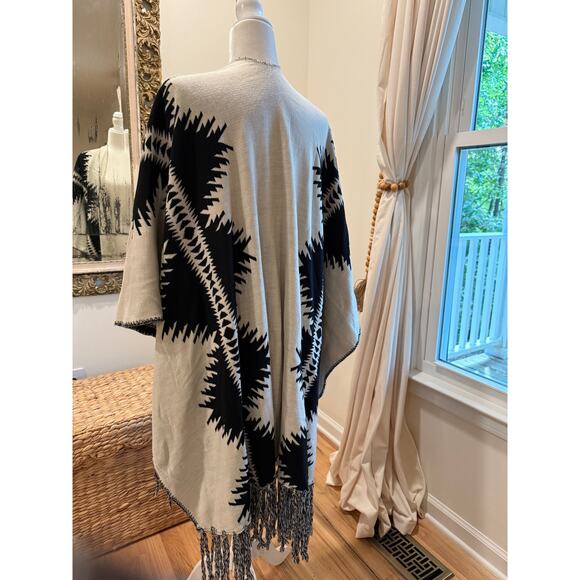 Pendleton Black and White Poncho with Fringe - One Size - Picture 8 of 9